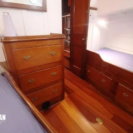 보트호텔 Yacht Karaboudjan 생말로