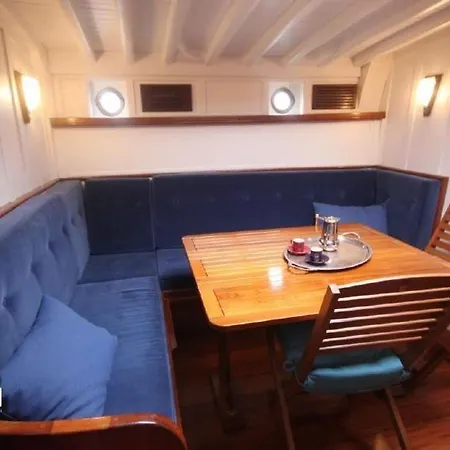 Yacht Karaboudjan 보트호텔